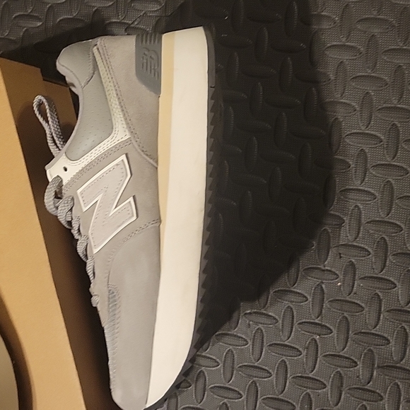 Gently worn platform New Balance - Picture 2 of 3